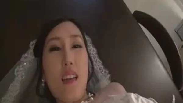 【新娘】穿着婚纱的美乳新娘给就地直接开操，丰满身型大鸡巴插入内射了很多